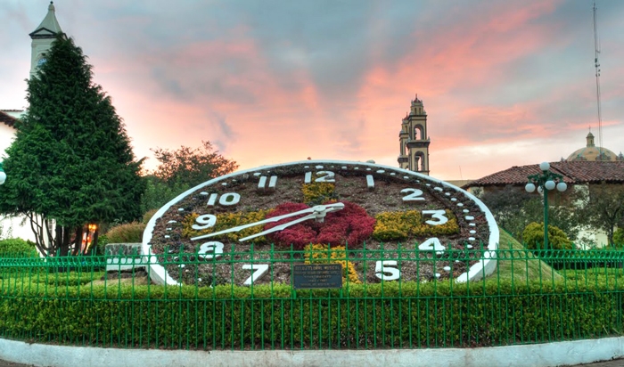 Zacatlán; Famoso por su producción de manzanas.