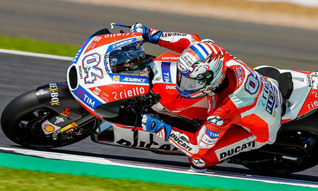 Dovizioso obtiene su cuarto triunfo en Inglaterra en el Campeonato de MotoGP; Viñales sube al segundo puesto del podio seguido por Rossi