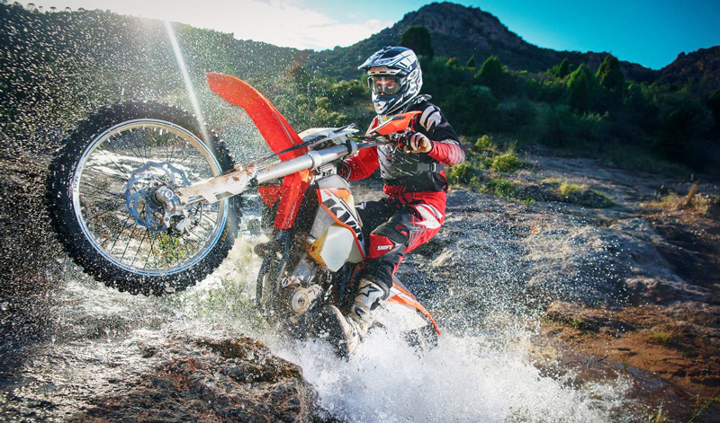 El cineasta de Enduro que se ensucia para producir las mejores tomas, Adam Riemann