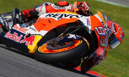 Tras una  audaz decisión, Marc Márquez se lleva el triunfo en el MotoGP en la República Checa, lo siguen Pedrosa y Viñales; tres españoles en el podio, un homenaje a Ángel Nieto