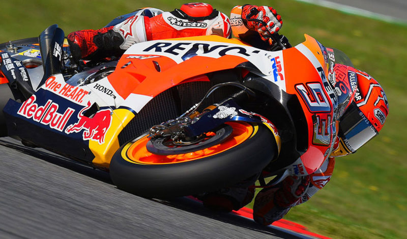 Tras una  audaz decisión, Marc Márquez se lleva el triunfo en el MotoGP en la República Checa, lo siguen Pedrosa y Viñales; tres españoles en el podio, un homenaje a Ángel Nieto