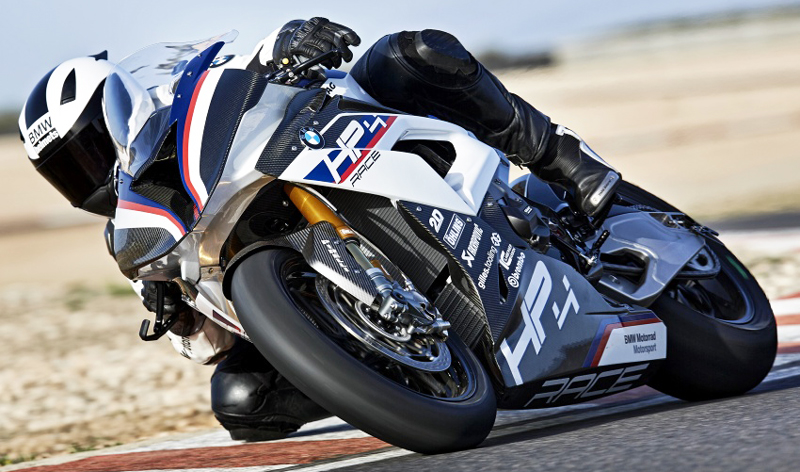 La BMW HP4 Race, una deportiva con estética y dinamismo que puede recorrer cualquier camino, está entre los mejores lanzamientos tecnológicos de 2017