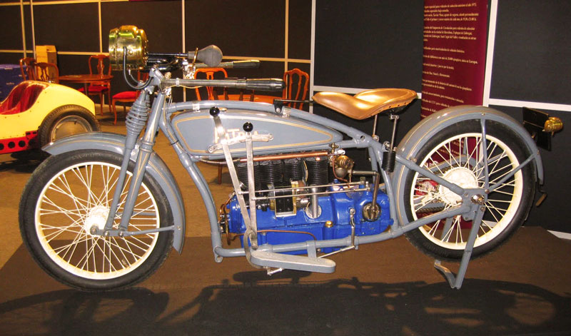 Fue subastada la única moto Patria existente en el mundo