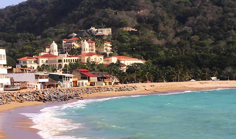 Barra de Navidad, playas solitarias y hermosos paisajes.