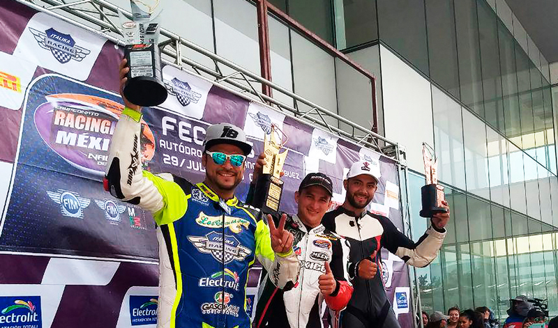 Pilotos de ITALIKA Racing dan lección de trabajo en equipo en el Nacional RBM