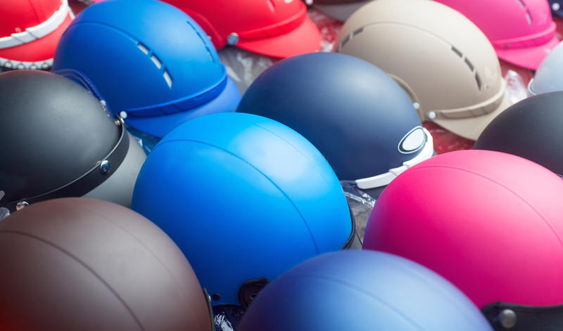 Dos tipos de casco para rodar este verano