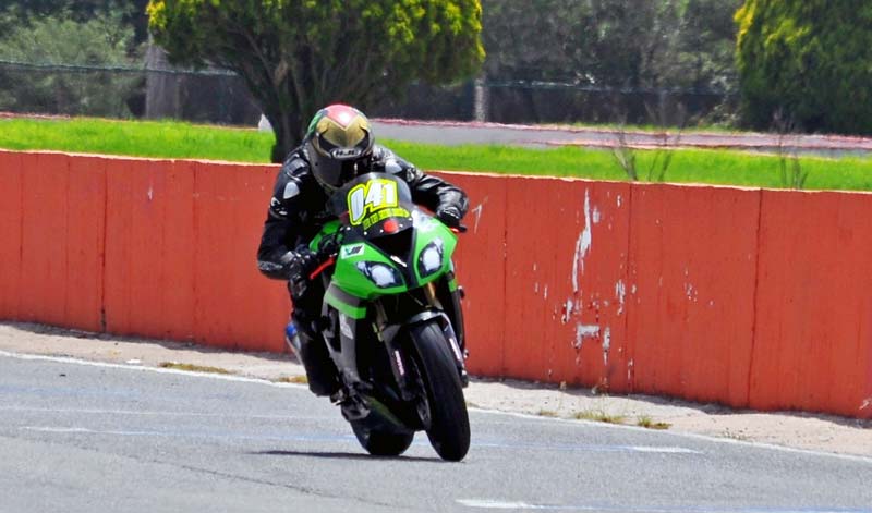 Todos contra Takechi Guerrero en la recta final del Sportster Race Show