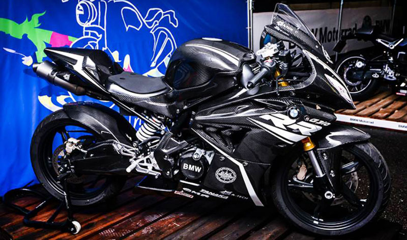 Vive la máxima experiencia de rodar a bordo de una BMW G310 RR edición Carbono