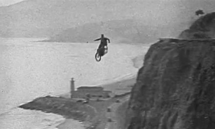 ¿Paracaídas y motos? Un riesgo colosal