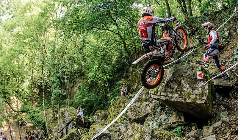 Toni Bou celebra su quinta victoria en Bélgica