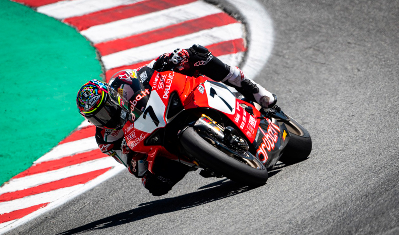 Chaz Davies logra su primera victoria con la Panigale V4 R en Laguna Seca