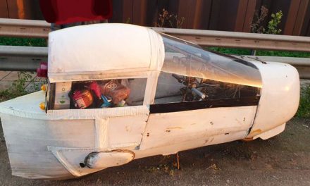 Un enjendro eléctrico de madera y cinta adhesiva