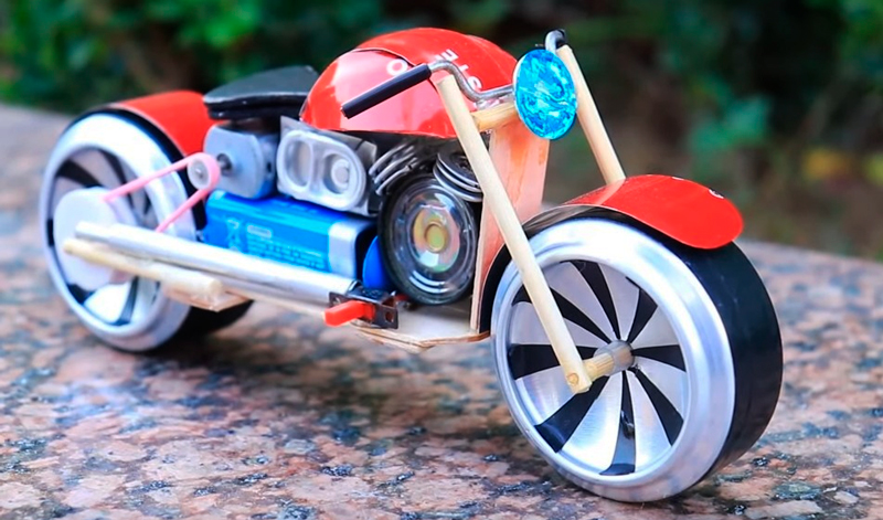 Moto eléctrica de hojalata: real y funcionable