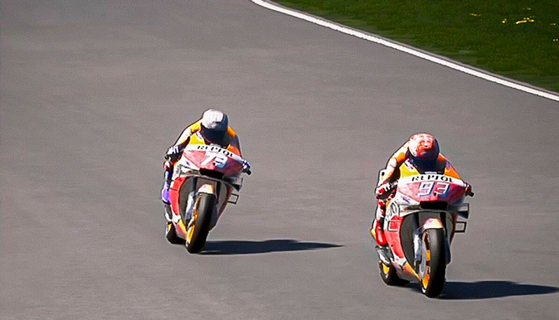 Álex Márquez derrota en la última curva a Marc Márquez, en la cuarta prueba virtual de MotoGP