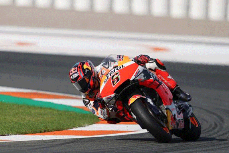 Bradl cosecha puntos y Márquez cae luchando en un MotoGP mojado y salvaje en Valencia