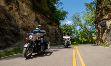 La nueva Chieftain Elite 2021 de Indian Motorcycle combina potencia sin precedentes con un estilo atrevido, inspirado en el movimiento “Custom”