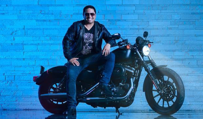 Un “pequeño” regalo por parte de Julión Álvarez, nada más y nada menos que su Harley Davidson