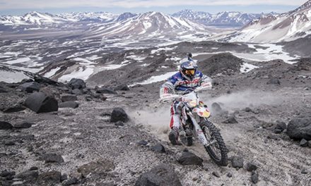 Chaleco López consigue récord mundial de altura en motocicleta eléctrica