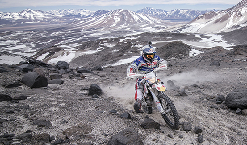Chaleco López consigue récord mundial de altura en motocicleta eléctrica