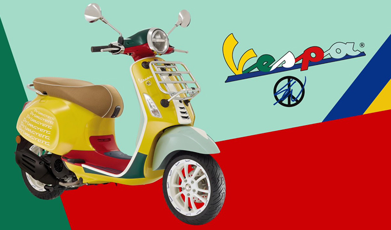 Rodando por el mundo a todo color con la Vespa Primavera Sean Wotherspoon