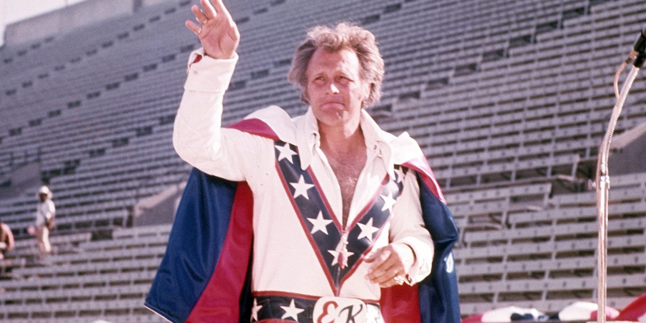 Evel Knievel, el temerario acróbata en motocicleta que sufrió más de 400 fracturas