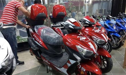 Las motos eléctricas se apoderan de Cuba