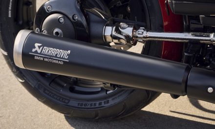 BMW Motorrad presenta los silenciadores traseros Akrapovič para la BMW R 18