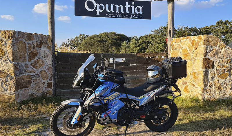 La imponente KTM 890 en el stand de ACC-PARTS en Expo Moto