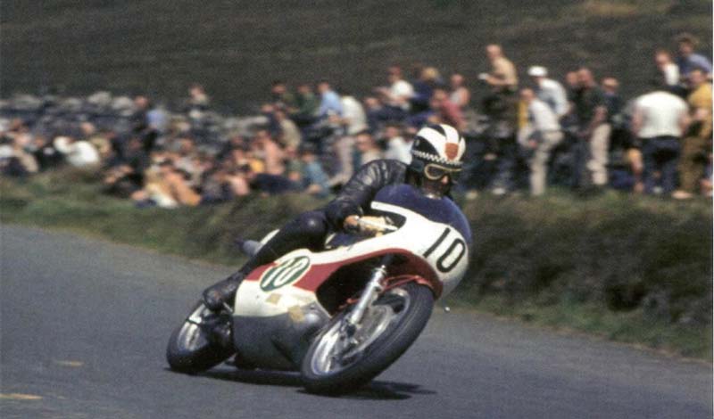 Él es Phil Read, el primer campeón del mundo con Yamaha en MotoGP