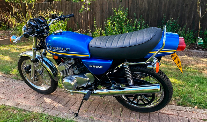 Esta antigua motocicleta Kawasaki fue modificada para obtener increíbles resultados