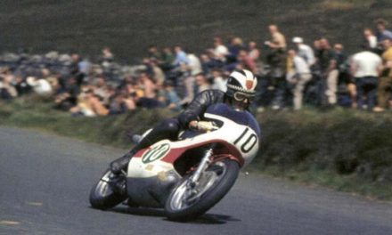 Él es Phil Read, el primer campeón del mundo con Yamaha en MotoGP