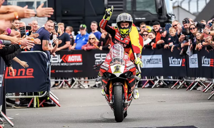 Álvaro Bautista reina en Donington Park y reafirma su liderato