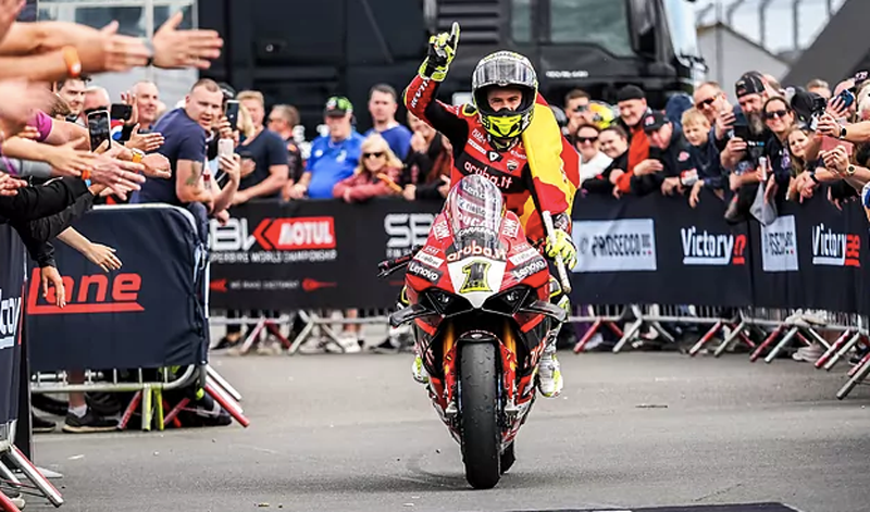 Álvaro Bautista reina en Donington Park y reafirma su liderato