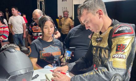Firma de autógrafos de pilotos internacionales en EXPO MOTO