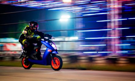 Conoce el Ather 450 Apex, un scooter transparente que brilla en la oscuridad