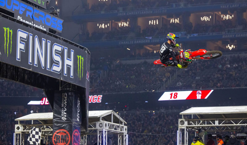 Jett Lawrence, del equipo Honda HRC, se convirtió en el ganador del AMA Supercross del Ford Field en Detroit