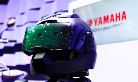 Yamaha presenta el casco revolucionario con realidad aumentada y cámaras integradas