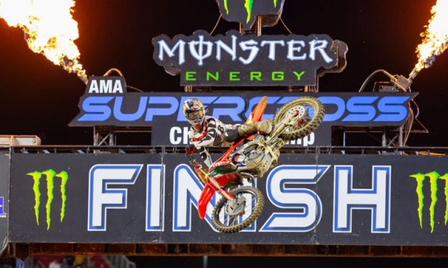 Jett Lawrence del equipo Honda HRC obtuvo su sexta victoria de la temporada en AMA SUPERCROSS