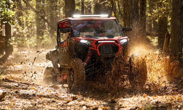 Forma parte del grupo Side-by-side con el invencible Polaris RZR XP