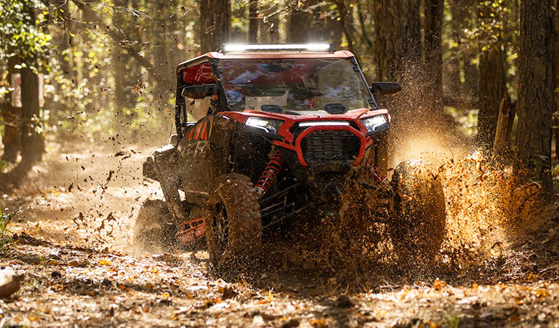 Forma parte del grupo Side-by-side con el invencible Polaris RZR XP