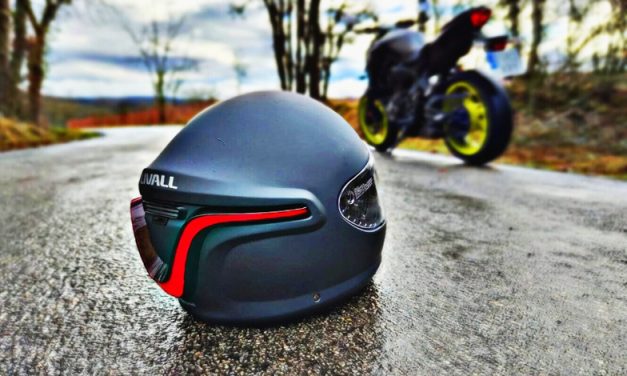 Conoce el significado del casco en el suelo para los motociclistas