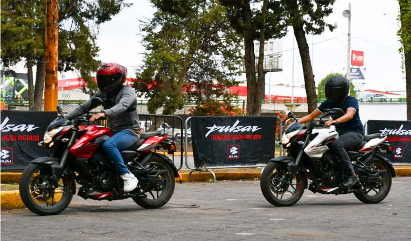 Prueba la pasión en movimiento con el Test driver Bajaj