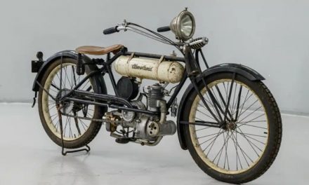 Descubre la historia de la Cleveland Modelo 1-B de 1916, el legado de una era motorizada