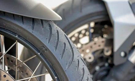 ¿Cómo identificar un neumático falso en una motocicleta?