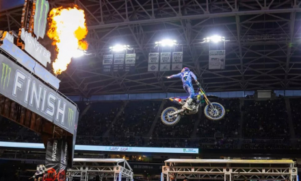 Cooper Webb y su Yamaha dominan el AMA Supercross de Seattle con una victoria épica