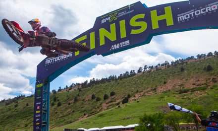 Jett Lawrence arrasa con un doblete y lidera el podio del Mundial de Motocross