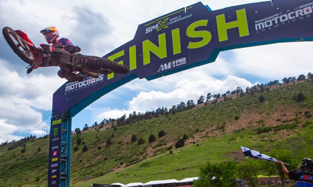 Jett Lawrence arrasa con un doblete y lidera el podio del Mundial de Motocross