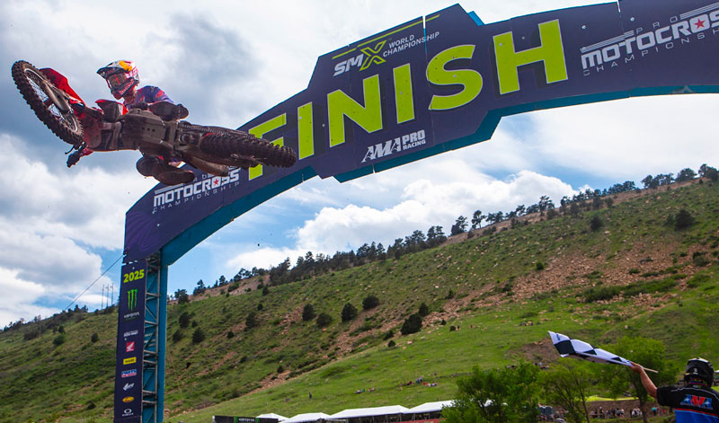 Jett Lawrence arrasa con un doblete y lidera el podio del Mundial de Motocross