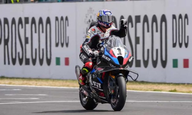 Razgatlioglu arrasa en Donington y toma el liderato del WorldSBK