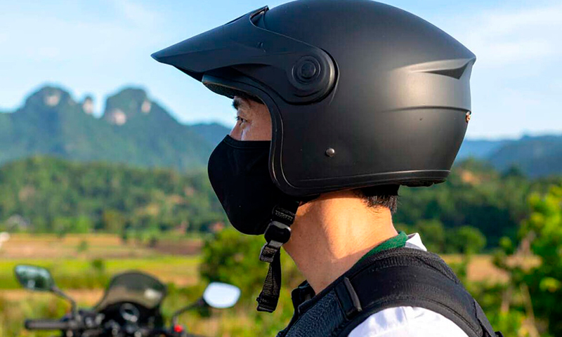 Japón se adelanta al futuro con una mascarilla que elimina el calor bajo el casco